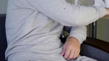 Hasta adam evde kendi kendine ilaç kullanıyor. Bir adam doğru hapları bulup aile doktorunu arayamıyor. Başucunda bir sürü ilaç var. Akut Solunum Yolu Virüsü Enfeksiyonu. Hastalık soğuk algınlığı. Close. 4k