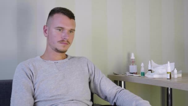 Sjuk Man Självmedicinerande Hemma Upprörd Ung Kille Sitter Soffan Gott — Stockvideo