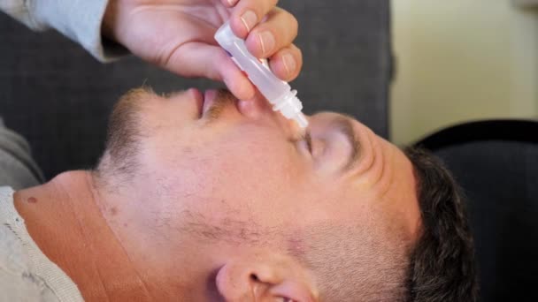 Close Van Man Die Het Toepassen Van Eye Drop Geneeskunde — Stockvideo