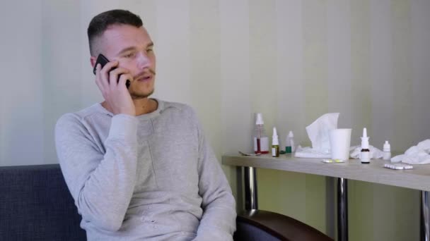 Malade Automédicalise Maison Jeune Homme Contrarié Communique Sur Smartphone Avec — Video