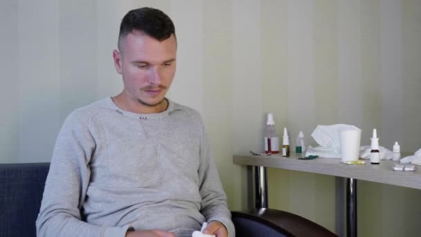 Chory Człowiek Jest Self Medicating Domu Zdenerwowany Młody Facet Siedzi — Wideo stockowe