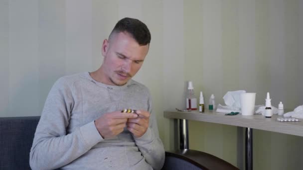 Hasta Adam Evde Kendi Kendine Ilaç Kullanıyor Üzgün Genç Adam — Stok video
