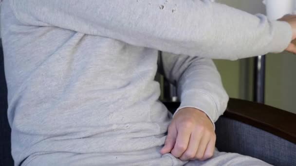Hasta Bir Adam Evde Kendi Kendine Ilaç Kullanıyor Genç Bir — Stok video