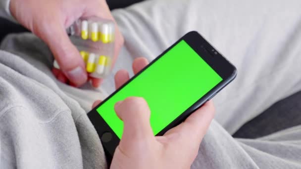 Uomo Seduto Sul Divano Utilizzando Smartphone Con Schermo Mock Verde — Video Stock