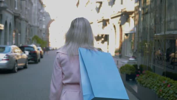 Pembe Ceketli Genç Çekici Sarışın Kadın Alışveriş Kağıt Torbalı Bayan — Stok video
