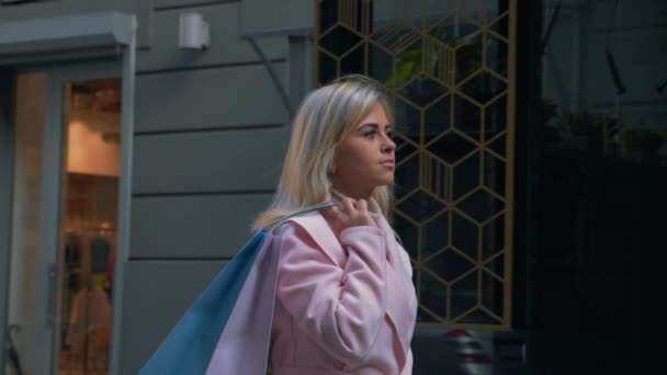 Die Junge Attraktive Blonde Frau Rosafarbenen Mantel Geht Einkaufen Frau — Stockvideo