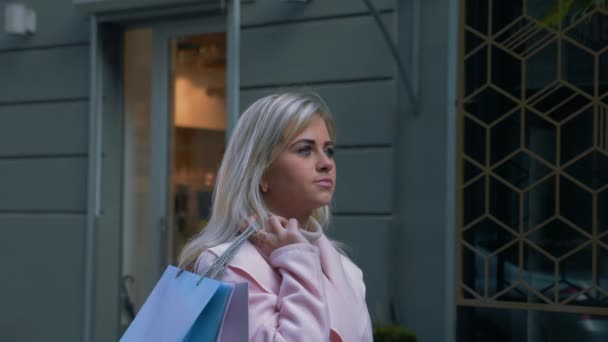 Jonge Aantrekkelijke Blonde Vrouw Roze Vacht Winkelen Lady Met Papieren — Stockvideo