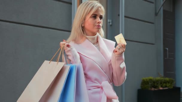 Ung Attraktiv Blond Kvinna Rosa Päls Shopping Lady Med Papperspåsar — Stockvideo