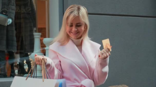 Jeune Jolie Femme Blonde Manteau Rose Fait Shopping Dame Avec — Video