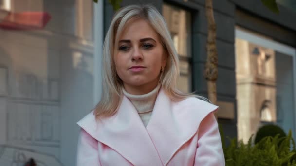 Portraitaufnahme Einer Jungen Attraktiven Blonden Frau Rosafarbenen Mantel Die Vor — Stockvideo