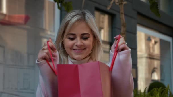 Porträtaufnahme Einer Jungen Attraktiven Blonden Frau Rosa Mantel Die Sich — Stockvideo