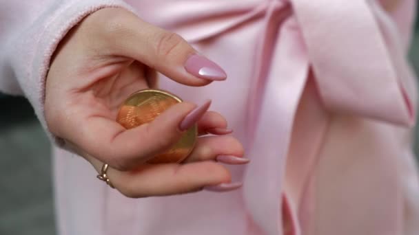 Pembe Ceketli Genç Çekici Kadın Kripto Para Için Alışveriş Bitcoin — Stok video