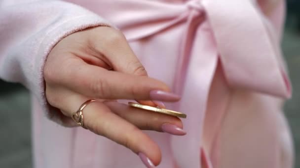 Ung Attraktiv Kvinna Rosa Päls Shopping För Kryptovaluta Närbild Lady — Stockvideo