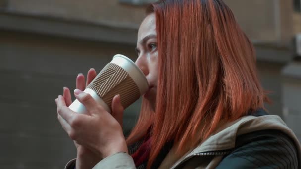 Jovem Atraente Mulher Cabelos Vermelhos Está Bebendo Café Quente Menina — Vídeo de Stock