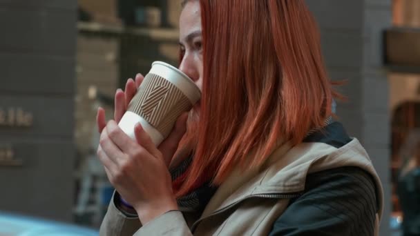 Jonge Aantrekkelijke Roodharige Vrouw Drinkt Hete Koffie Meisje Met Foxy — Stockvideo