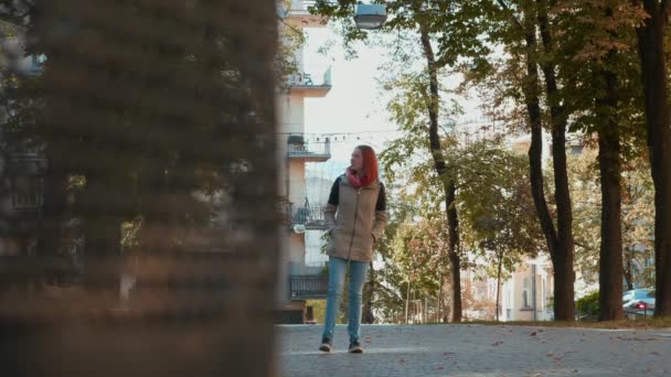 Ceketli Çekici Kızıl Saçlı Kadın Cadde Boyunca Yürüyor Güneşli Bir — Stok video