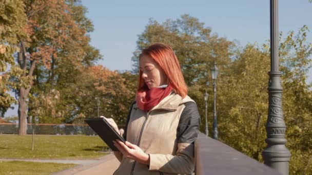 Parkta Ceketli Çekici Kızıl Saçlı Kadın Internetten Alışveriş Yapıyor Seksi — Stok video