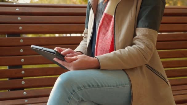 Žena Parku Nakupuje Online Dívka Sedí Lavičce Line Objednávka Tabletu — Stock video