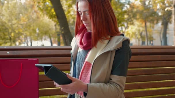 Fiatal Vonzó Vörös Hajú Egy Kabát Parkban Vásárol Online Lány — Stock videók