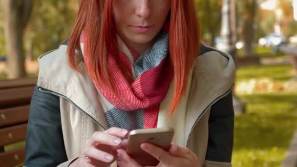 Joven Atractiva Mujer Pelirroja Parque Está Compras Línea Chica Con — Vídeo de stock