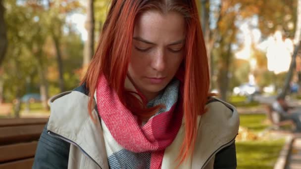 Jonge Aantrekkelijke Roodharige Vrouw Het Park Online Winkelen Meisje Met — Stockvideo