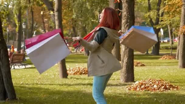 Ceketli Çekici Kızıl Saçlı Kadın Alışveriş Yapıyor Parkta Kıvırcık Saçlı — Stok video