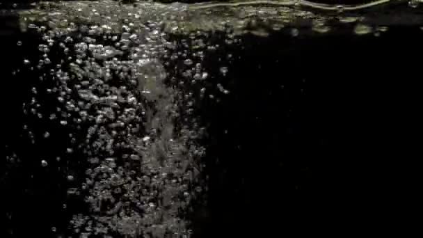 Liczne Małe Pęcherzyki Powietrza Przenikają Pod Krystalicznie Czystą Wodą Mieszając — Wideo stockowe