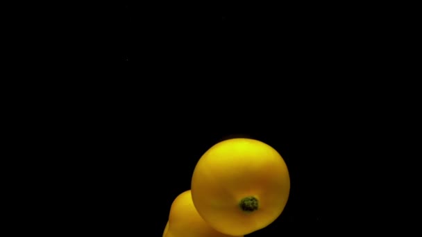 Dos Tomates Amarillos Caen Agua Transparente Sobre Fondo Negro Verduras — Vídeos de Stock