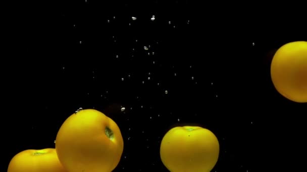Cuatro Tomates Amarillos Cayendo Agua Transparente Sobre Fondo Negro Verduras — Vídeos de Stock