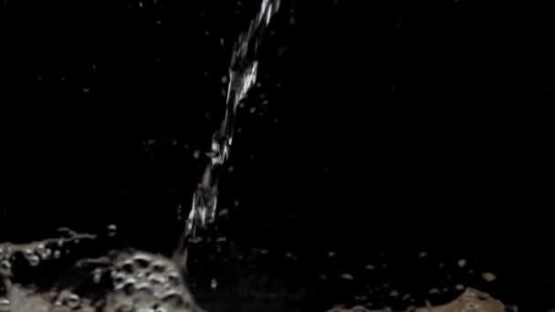 Flusso Acqua Scende Uno Sfondo Nero Flusso Acqua Cristallina Colpisce — Video Stock