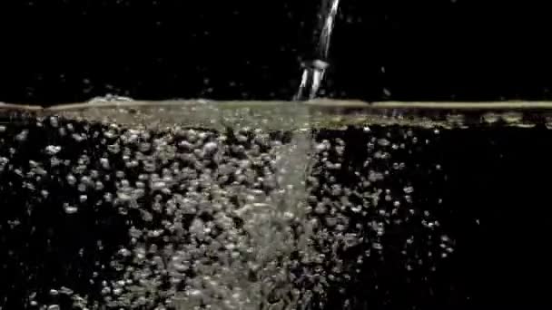 Courant Eau Tombe Sur Fond Noir Flux Eau Cristalline Frappe — Video