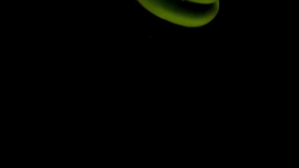 Μια Πράσινη Πάπρικα Πέφτει Διάφανο Νερό Μαύρο Φόντο Φρέσκα Βιολογικά — Αρχείο Βίντεο