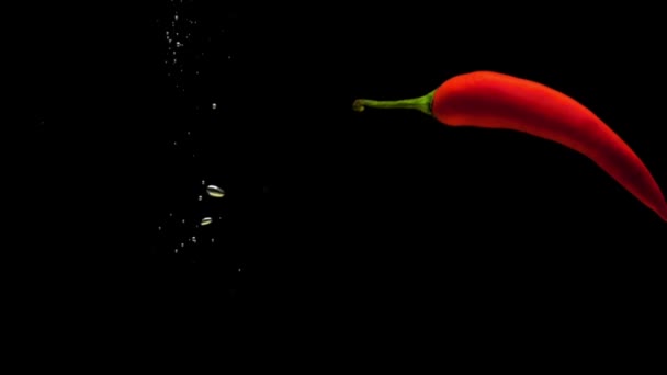 Peperoncino Rosso Che Cade Acqua Trasparente Fondo Nero Verdure Biologiche — Video Stock