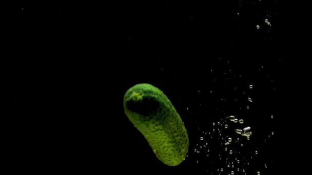 Cetriolo Verde Che Cade Acqua Trasparente Fondo Nero Verdure Biologiche — Video Stock