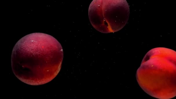 Tre Pesche Mature Giacciono Sotto Acqua Trasparente Fondo Nero Frutta — Video Stock