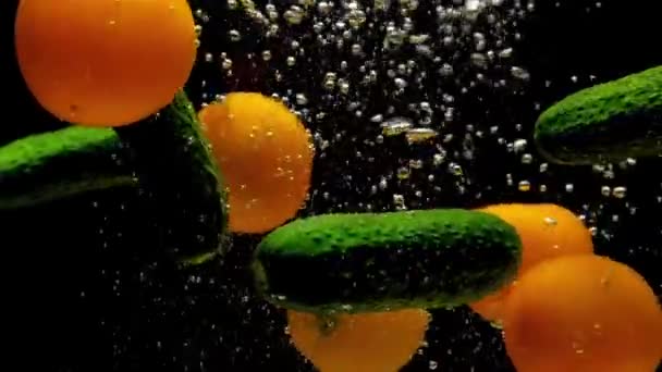 Tomates Pepinos Cae Agua Transparente Sobre Fondo Negro Verduras Orgánicas — Vídeo de stock