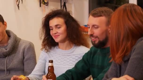 Boldog Barátok Ülnek Ünnepi Asztalnál Ünneplik Szilveszteri Party Otthon Pizzát — Stock videók