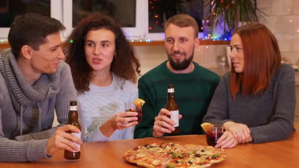 Счастливые Друзья Разговаривают Праздничным Столом Празднуют Новый Год Доме Пицца — стоковое видео