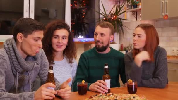 Gelukkige Vrienden Praten Aan Feestelijke Tafel Vieren Oudejaarsavondfeest Thuis Pizza — Stockvideo