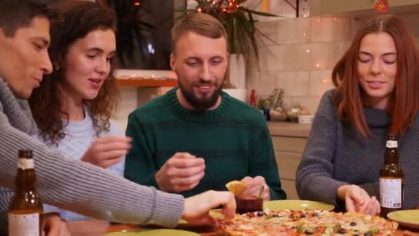 Mutlu Arkadaşlar Şenlik Masasında Oturuyor Evde Yeni Yıl Partisini Kutluyorlar — Stok video
