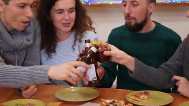 Amigos Felizes Estão Batendo Óculos Comemorando Festa Véspera Dos Anos — Vídeo de Stock