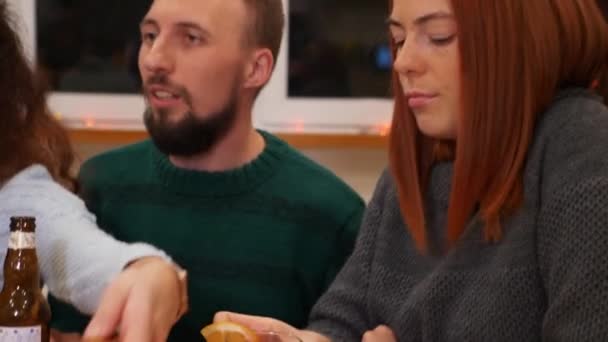 Amigos Felices Están Hablando Comiendo Pizza Celebrando Fiesta Nochevieja Casa — Vídeo de stock