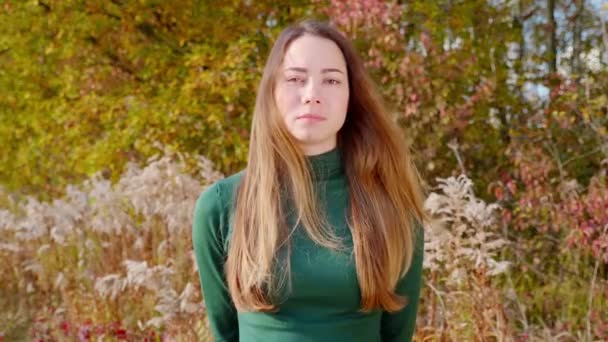 Retrato Una Joven Morena Atractiva Sobre Fondo Árboles Amarillentos Otoño — Vídeo de stock