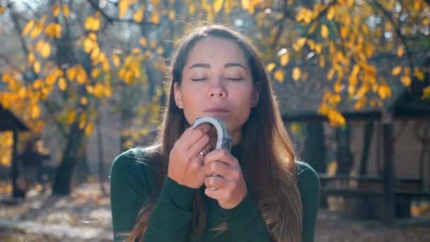Jeune Femme Brune Séduisante Reniflant Paquet Argent Savourer Une Fille — Video