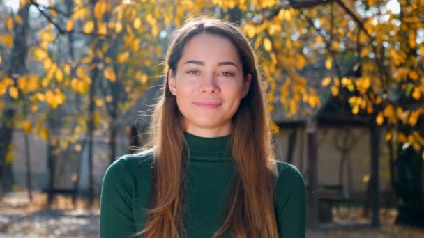 Retrato Uma Jovem Mulher Morena Feliz Atraente Fundo Árvores Amareladas — Vídeo de Stock