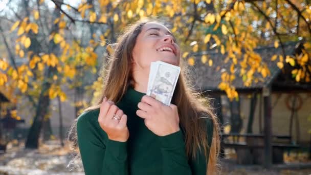 Junge Attraktive Brünette Frau Schlägt Ihr Mit Einem Bündel Geld — Stockvideo