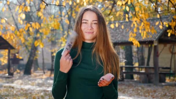 Genç Çekici Esmer Kadın Para Destesiyle Oynuyor Bir Kız Çok — Stok video