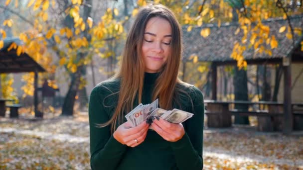 Jonge Aantrekkelijke Brunette Vrouw Tellen Een Pak Geld Genieten Een — Stockvideo