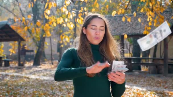 Junge Attraktive Brünette Frau Wirft Eine Menge Geld Die Luft — Stockvideo
