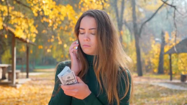 Jonge Aantrekkelijke Brunette Vrouw Die Telefoneert Een Pak Geld Vasthoudt — Stockvideo